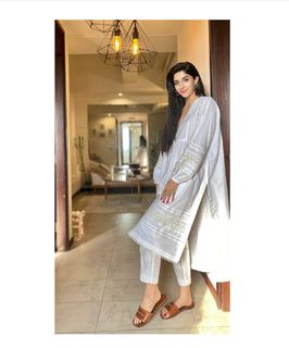 Mawra Hocane feet photo thumbnail