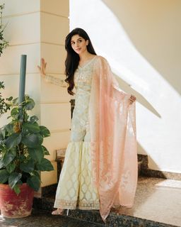 Mawra Hocane feet photo thumbnail