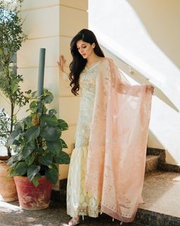 Mawra Hocane feet photo thumbnail