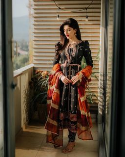 Mawra Hocane feet photo thumbnail