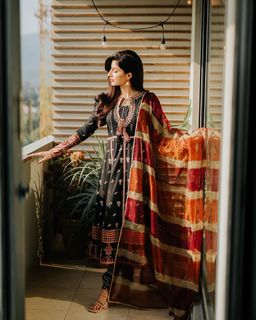 Mawra Hocane feet photo thumbnail