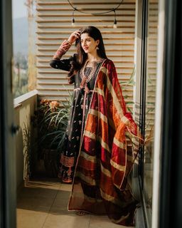 Mawra Hocane feet photo thumbnail