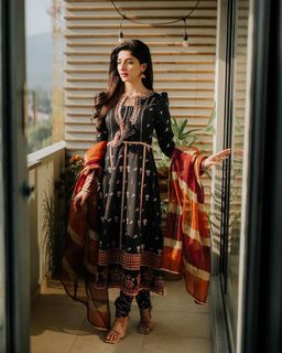 Mawra Hocane feet photo thumbnail