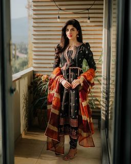 Mawra Hocane feet photo thumbnail