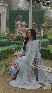 Mawra Hocane feet photo thumbnail