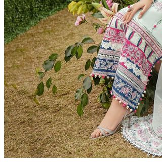 Mawra Hocane feet photo thumbnail