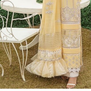 Mawra Hocane feet photo thumbnail