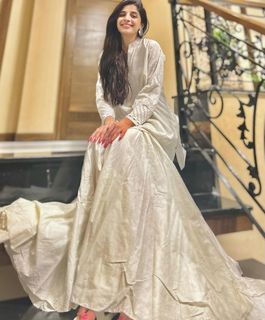 Mawra Hocane feet photo thumbnail