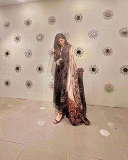 Mawra Hocane feet photo thumbnail