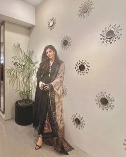 Mawra Hocane feet photo thumbnail