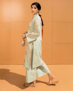 Mawra Hocane feet photo thumbnail