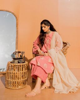 Mawra Hocane feet photo thumbnail