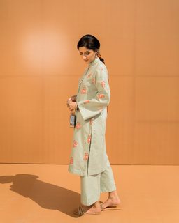 Mawra Hocane feet photo thumbnail