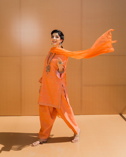 Mawra Hocane feet photo thumbnail