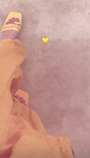 Mawra Hocane feet photo thumbnail