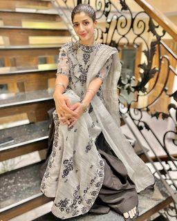 Mawra Hocane feet photo thumbnail