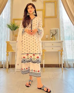 Mawra Hocane feet photo thumbnail