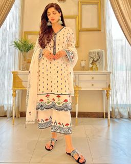 Mawra Hocane feet photo thumbnail