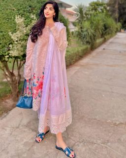 Mawra Hocane feet photo thumbnail