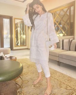 Mawra Hocane feet photo thumbnail