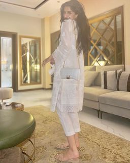 Mawra Hocane feet photo thumbnail