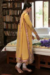 Mawra Hocane feet photo thumbnail