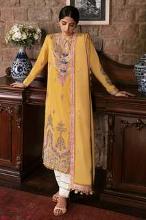 Mawra Hocane feet photo thumbnail