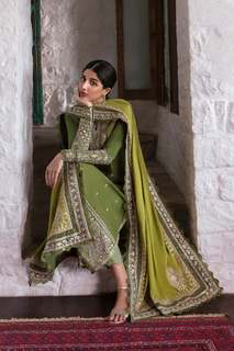 Mawra Hocane feet photo thumbnail