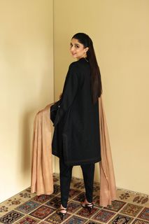 Mawra Hocane feet photo thumbnail