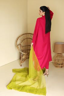 Mawra Hocane feet photo thumbnail