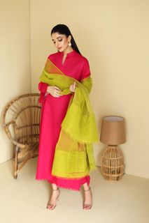 Mawra Hocane feet photo thumbnail