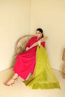 Mawra Hocane feet photo thumbnail