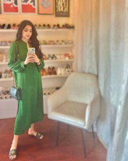 Mawra Hocane feet photo thumbnail