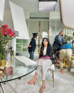 Mawra Hocane feet photo thumbnail