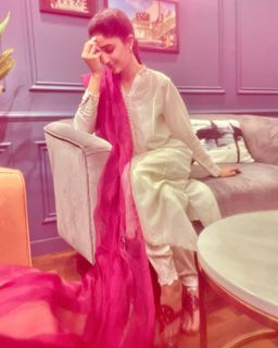 Mawra Hocane feet photo thumbnail