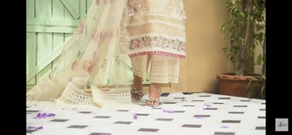 Mawra Hocane feet photo thumbnail