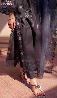 Mawra Hocane feet photo thumbnail