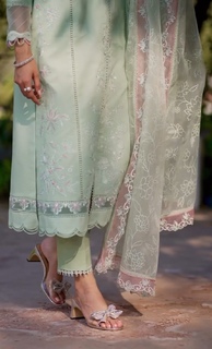 Mawra Hocane feet photo thumbnail