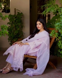 Mawra Hocane feet photo thumbnail