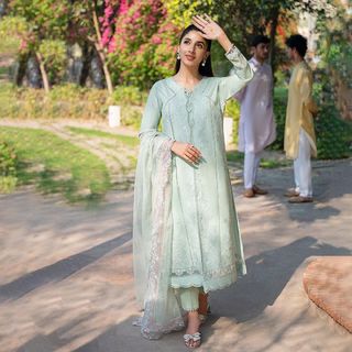 Mawra Hocane feet photo thumbnail