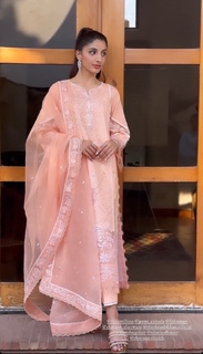 Mawra Hocane feet photo thumbnail