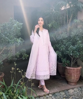 Mawra Hocane feet photo thumbnail