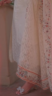 Mawra Hocane feet photo thumbnail