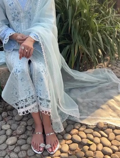 Mawra Hocane feet photo thumbnail