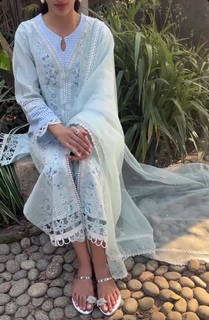 Mawra Hocane feet photo thumbnail