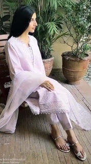 Mawra Hocane feet photo thumbnail