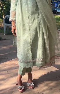 Mawra Hocane feet photo thumbnail