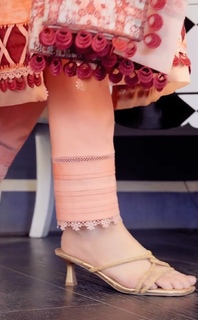 Mawra Hocane feet photo thumbnail