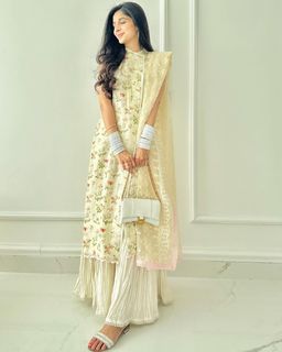 Mawra Hocane feet photo thumbnail