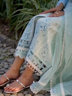 Mawra Hocane feet photo thumbnail